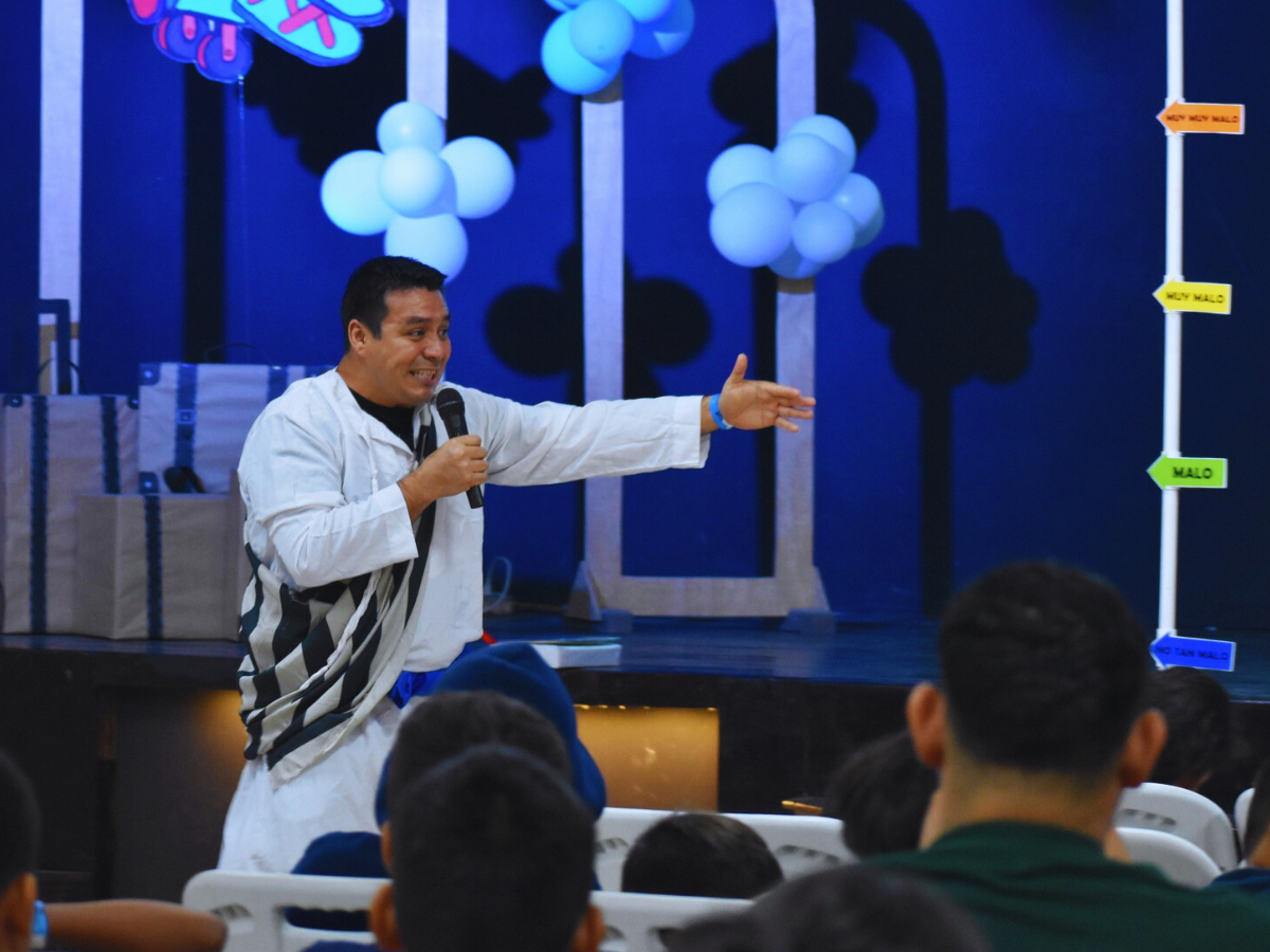 Enseñanza campamento de niños