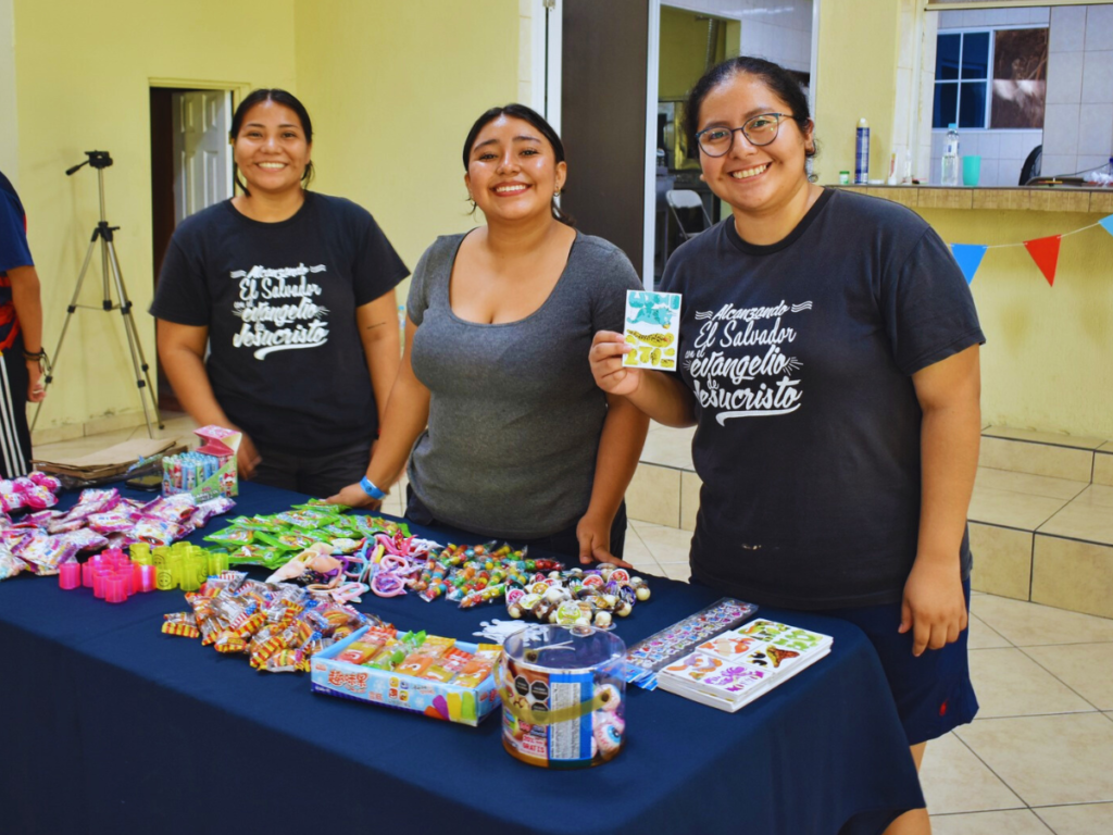 Equipantes apoyando en campamento